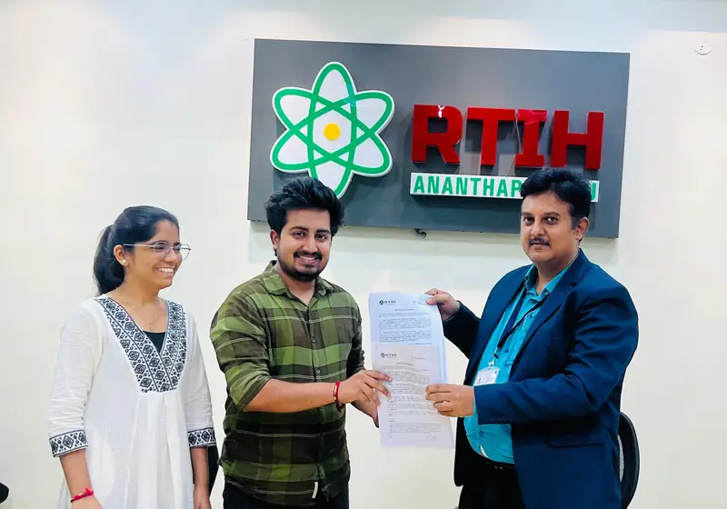 Exchange of the signed MoU at RTIH Anantapuramu